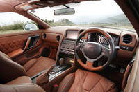 内装のカラーは、合計20種類のコーディネイトから選ぶ。シートをはじめとする内装のベース部品をドイツの職人集団「シートン ミュルハイムA.D.ルール」に送り、手作業で革を縫い、貼り付ける。そして再び、日本に送り返されるという。専用の本革クリーナーとクロスを標準装備するという徹底ぶり。