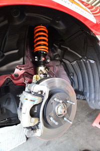 足まわりには車高調整式ダンパーを装着している。
    