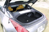 ハッチバックで広い荷室。しかもストラットをつなぐタワーバーを巧妙に入れて剛性も確保している。