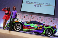 『セブン-イレブン×エヴァンゲリオン』発表会にて、「ミツオカ・オロチ」の限定モデルと、タレントのDAIGOさん（右）、加藤夏希さん（左）。
    
