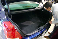 荷室の容量は、先代とほぼ同等の523リッター。開口部を広げたことにより、荷物の出し入れが容易になったという。