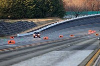 ブリヂストンプルービンググラウンドの様子。写真は高速周回路でテスト中の「ダイハツ・ムーヴ」。