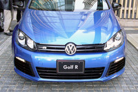 ゴルフRのフロントまわり。大型のエアインテークと、Rロゴが特別感をかもしだす。