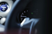 ハイブリッドカー「レクサスCT200h」のパワーメーターは、走行モードを「SPORT」にするとタコメーター（写真）へと変化する。