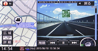 地図と映像の2画面表示はナビ連動ドラレコならでは。カーナビの画面で記録した映像を簡単に再生できるのも楽しい。