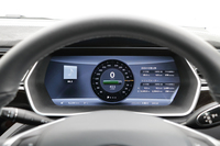 メーターはデジタル式。「走行距離」や「平均消費電力」「トリップメーター」など、表示は日本語に対応している。