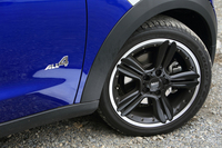 タイヤサイズは205/60R16が標準だが、テスト車にはオプションの225/45R18サイズのものが装着されていた。
    