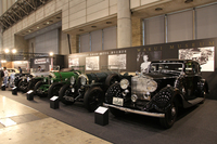 右端の吉田 茂元首相が愛用した1937年「ロールス・ロイス25/30Hpフーパー製スポーツサルーン」をはじめ、希少なロールス・ロイス／ベントレーを展示したワクイミュージアムのミュージアム部門。