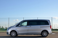 日本国内では2015年10月に発売された3代目「メルセデス・ベンツVクラス」。今回テストした標準ボディー車のほかに、全長を245mm延長した「ロング」と、ホイールベースを230ｍｍ、全長を475mm延長した「エクストラロング」の計3タイプがラインナップされている。