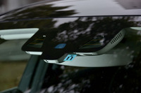 「C350eアバンギャルド」には、車線の逸脱を防ぎつつ前車への追従を可能とする「レーダーセーフティパッケージ」が与えられる。写真は、フロントウィンドウ上部室内側に設置されたマルチパーパスカメラ。レーダーセンサーとの併用により、運転支援を行う。