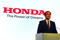 発表会でF1への復帰を宣言する、伊東孝紳 本田技研工業社長。
    
