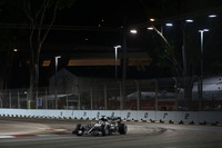 金曜日の2回目のフリー走行でハイドロリック系のトラブルに見舞われたハミルトン（写真）はセットアップを決め切れず、ブレーキング時に不安定さを露呈。予選ではロズベルグに0.7秒もの大差をつけられ3位。レースではブレーキを気にしながらの走行で一時は4位に落ちるも、「プランB」と呼ばれる作戦変更で何とか3位奪還に成功した。レース前にあった2点のリードは、ロズベルグ3連勝で8点のビハインドに転じた。（Photo=Mercedes）