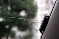 付属アンテナは装着しても目立たないフィルムタイプ。2枚のフィルムアンテナを付属する。