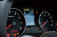 メーターパネルの中央には、3.5インチのカラー液晶ディスプレイを装備。ドライバーに低燃費走行を促す「ECOゲージ」や、安全装備「EyeSight」による警告など、さまざまな情報が表示される。