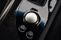 走行モードは標準となるNORMALのほか、ECO、SPORT S、SPORT S＋から選択可能。そのセレクトスイッチは、TVDのスイッチとともに、センターコンソールにレイアウトされている。