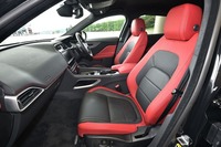 「S」グレードの標準シートはトーラスレザーとスエードのコンビだが、試乗車にはオプションのパフォーレイテド・トーラスレザー・シートがおごられていた。