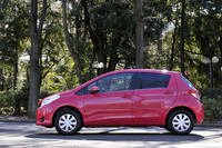 モデルチェンジでやや男性的になった新型「ヴィッツ」だが、代わりに専用のボディカラーやシート地などで飾られる女性向けグレード「Jewela（ジュエラ）」が新設された。写真は「チェリーパールクリスタルシャイン」のもの。
