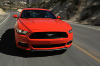 2.3リッター直4ターボエンジンを搭載する「マスタング エコブースト」。フロントグリルのネットがハニカムデザインになるところが5リッターV8搭載車との識別点。