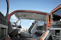 エレメント最大の特徴「サイドアクセスドア」。松嶋氏によれば、「スライドドアにするとミニバンみたいになる。普通のドアでは、CR-Vなどと差別化が図れない。インパクトの強さも狙って、観音開きを採用した」と語った。