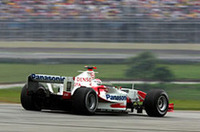 2004年はトヨタにとって苦しいシーズンだった。途中から加わったヤルノ・トゥルーリ（写真）をもってしても好転ならず、最終戦はトゥルーリ12位、地元で抜擢されたリカルト・ゾンタ13位という結果だった。チームは1点前のジャガーを上回れず、ランキング8位で3年目を終えた。（写真＝トヨタ自動車）