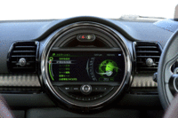 センターコンソール中央のマルチインフォメーションディスプレイ。各種インフォテインメントシステムのほか、車両情報が表示される。（写真をクリックすると表示バリエーションが見られます）