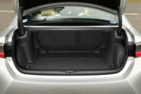 後席は6：4の分割可倒式を採用する。（写真をクリックすると荷室のアレンジが見られます）