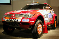 記者会見の会場には、ひとつ前の型の「パジェロエボリューション」（レプリカ）が展示された。