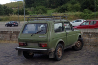 【写真1】旧ソ連時代のものと思われる「ラーダ・ニーヴァ」。すいぶん大事にお乗りですねえ。