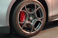 専用デザインの18インチアロイホイール。
    