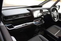 ブラック基調のインテリア。ピアノブラック調のパネル類でドレスアップされている。9インチディスプレイ付きの「プレミアムインターナビ」や「ETC2.0車載器」も標準装備される。