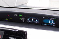 ダッシュボードの中央上部にレイアウトされる計器盤。横方向に並ぶ2つの4.2インチディスプレイに、さまざまな車両情報が表示される。