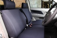 「FXリミテッド」の前席。「スティングレー」に採用されるチルトステアリング、シートリフターは付かない。