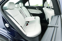 シートヒーターが前席だけでなく後席にも付く。