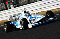 2005年仕様のフォーミュラ・ニッポンのマシンをアグレッシブにドライブしたのは、ジャン・アレジ。