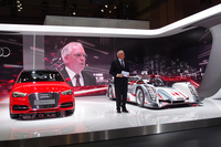 アウディブースにおけるプレスカンファレンスの様子。中央は、フォルクスワーゲングループの開発を統括するウルリッヒ・ハッケンベルグ氏。
