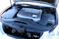 エンジンルームは、カバーしか目に入らない。すっきり、モノクロな世界。