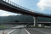 先に見えるのが高尾山。
    