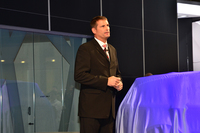 プレスカンファレンスでは、英ジャガー・ランドローバーのグループ・マーケティング・ディレクター、フィル・ポッパム氏が登壇した。