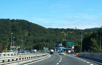 アペニン山脈をまたぐフィレンツェ―ボローニャ間は、A1号線「太陽の道」における最大の難所。にもかかわらず、1960年開通当時のままの片側2車線である。