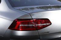 全車に採用されるLEDテールランプと「PASSAT」のエンブレム。
    