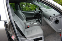 カイエンターボの前席。センタートンネルの、頑強な手すりが、“オフロード”での高性能を予感させる。