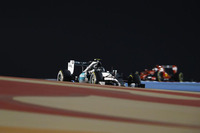 浮き沈みの激しいレースを3位で終えたロズベルグ（手前）は、今回もハミルトンの鼻を明かすことはできず。まずは予選とスタートでハミルトンの前に出ないと、背後からのチャンピオン攻略はなかなか難しい。ロズベルグは今季4戦すべてで予選と決勝順位が同じ唯一のドライバーである。（Photo=Mercedes）
    
    