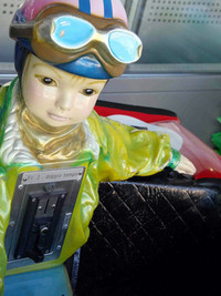 育ちの良さそうなコドライバーの少年。（写真6）