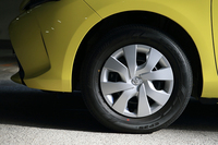 「1.3F」の足元は175/70R14のタイヤに5J×14インチのスチールホイールの組み合わせのみ。オプションでもアルミホイールは選べない。
    