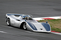 ヘアピンを行く「R383」。エンジンはR382から引き継いだV12DOHC6リッターだが、チューンは700ps以上まで高められていたという。日産製プロトタイプの伝統（？）でFRP製ボディパネルは軽量化のためにきわめて薄く、見た目からしてサイドが波打っており、ストレートではフロントがバタついていた。