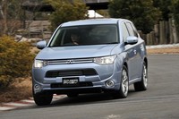 ベース車ではオプション扱いだった車両運動統合制御システム「S-AWC」が「PHEV」では全グレードで標準装備となる。