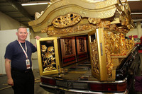 プレジデント霊柩車とエマヌエルさん。