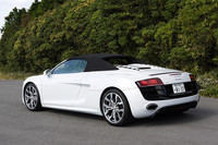 ソフトトップは、車速が50km/hまでであれば、走行中でも開閉可能。その動作は19秒で完了する。