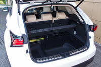 荷室の様子。フロア下には予備の収納スペースも確保されており、取り外したトノカバーを格納することもできる。
    