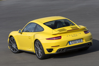 迫力に満ちたリアビュー。「911ターボ／911ターボS」の全幅は、シリーズで最も幅広い1880mmに達する。